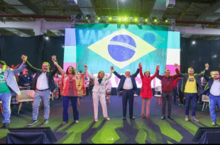 Em aceno ao centro, comício de Lula em SP tem verde-amarelo e bandeira do Brasil