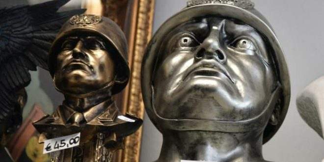 Estarrecedor- Multidões de turistas italianos fazem peregrinação a local de nascimento de Mussolini