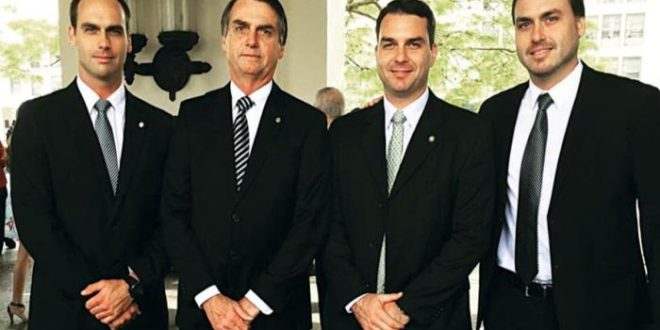 Metade do patrimônio do clã Bolsonaro foi comprada em dinheiro vivo