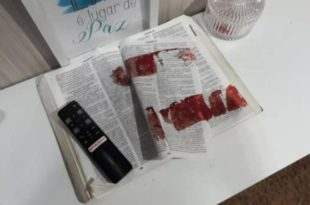 Obreiro de igreja mata esposa e limpa facão em bíblia