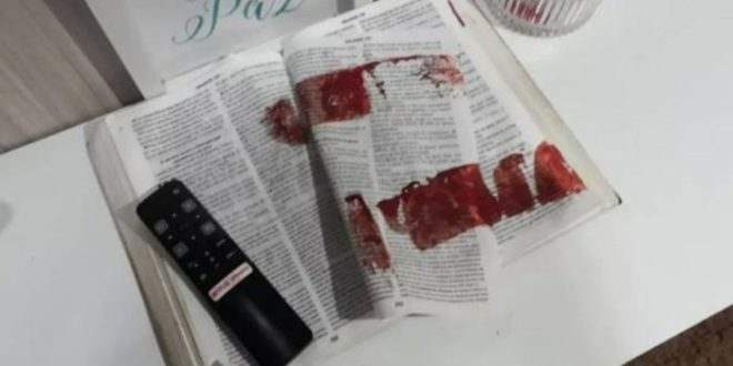 Obreiro de igreja mata esposa e limpa facão em bíblia