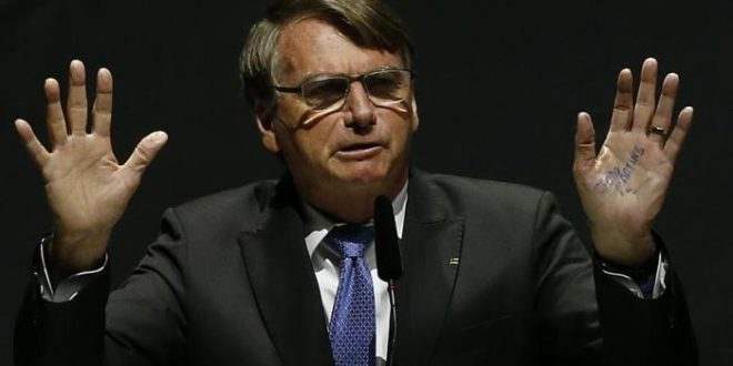 PF diz haver indícios de que Bolsonaro cometeu crime ao associar Aids a vacina contra Covid
