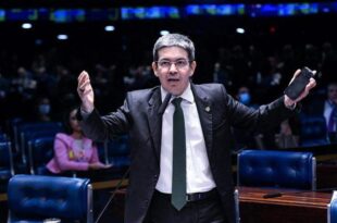 Randolfe aciona STF contra empresários que teriam defendido golpe de estado