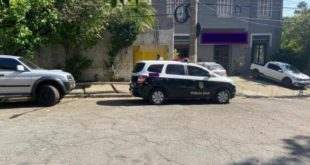 Viatura da Polícia Civil de SP aborda editor do DCM em casa