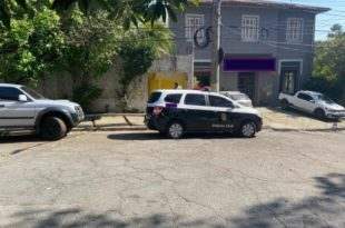 Viatura da Polícia Civil de SP aborda editor do DCM em casa