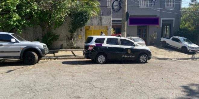 Viatura da Polícia Civil de SP aborda editor do DCM em casa