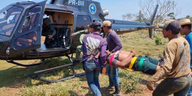 Homem sofre ferimentos graves na coluna ao realizar derrubada e é socorrido por helicóptero do estado