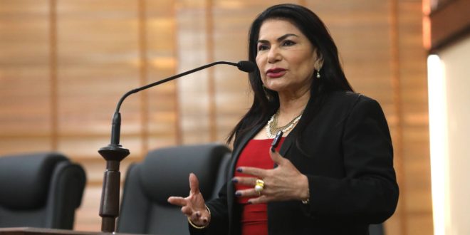 "Tranqueiras são todos os que recebem dinheiro público e não mostram trabalho em benefício da população", diz Antonia Sales