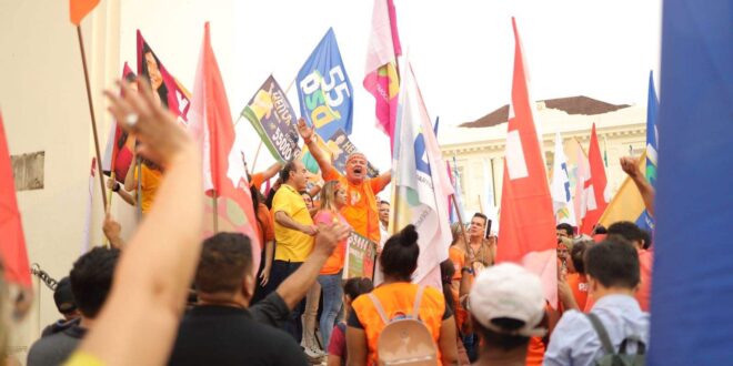 “Bandeiraço" de Petecão ocupa 1 km de avenida no centro da capital, o maior já realizado até agora