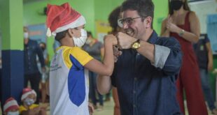 Gladson, o candidato que atrai abraços, risos e multidões