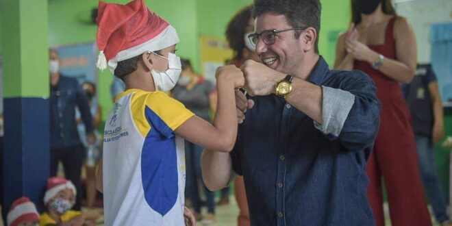 Gladson, o candidato que atrai abraços, risos e multidões