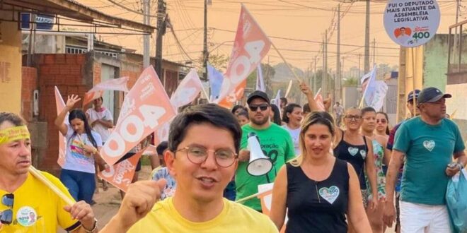 Acompanhado de apoiadores, candidato a senador Dr. Jenilson Leite visita bairros na Baixada da Sobral