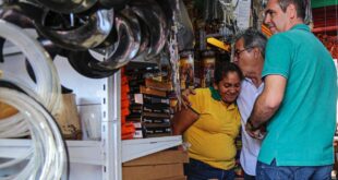 Jorge e Marcus fazem homenagem ao Chefe no centro de Rio Branco