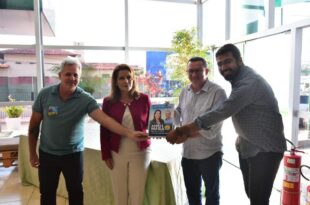 Mara entrega Plano de Governo a servidores da Amac, fala em desenvolvimento do Acre e promete parcerias com as prefeituras