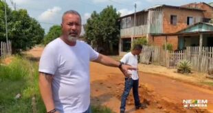 Água vaza há dois meses em loteamento da Praia do Amapá. Neném Almeida cobra providências