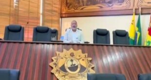 Deputado Neném Almeida se revolta com a falta de quórum e grava vídeo no plenário vazio