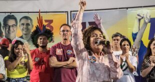 Perpétua defende programa para ajudar estudantes pobres em ato com a Juventude