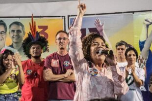 Perpétua defende programa para ajudar estudantes pobres em ato com a Juventude