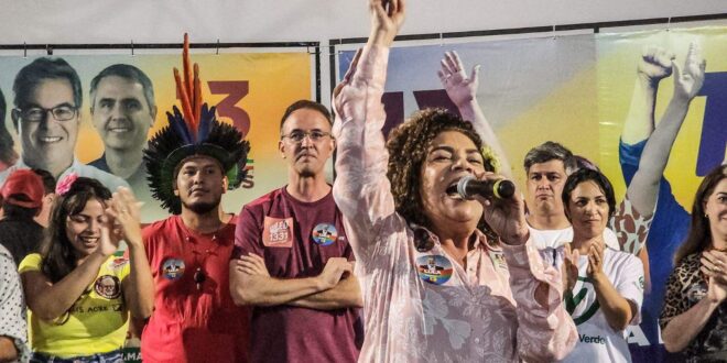 Perpétua defende programa para ajudar estudantes pobres em ato com a Juventude