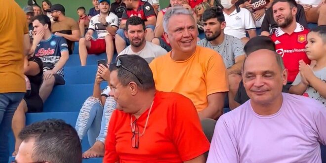 Ao torcer pelo Rio Branco no “Florestão”, Petecão defende recriação de Secretaria de Esportes