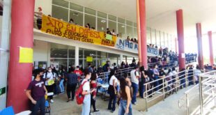 Professores, estudantes, funcionários e convidados participam de ato pró-democracia na Ufac