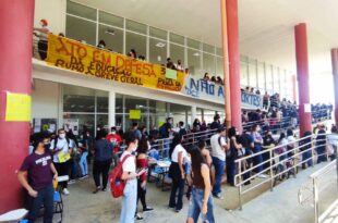 Professores, estudantes, funcionários e convidados participam de ato pró-democracia na Ufac