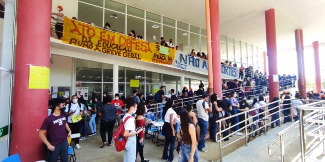 Professores, estudantes, funcionários e convidados participam de ato pró-democracia na Ufac