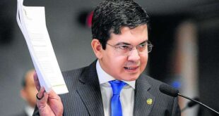 Randolfe pede ao STF bloqueio de bens de familiares de Bolsonaro por compra de imóveis em dinheiro