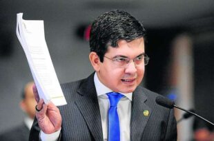 Randolfe pede ao STF bloqueio de bens de familiares de Bolsonaro por compra de imóveis em dinheiro