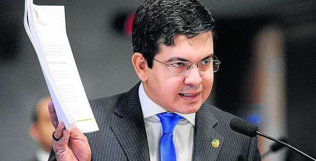 Randolfe pede ao STF bloqueio de bens de familiares de Bolsonaro por compra de imóveis em dinheiro