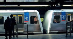 Descaso: sem ajuda, passageira cega cai em trilho do metrô de SP e fica embaixo de trem