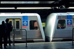 Descaso: sem ajuda, passageira cega cai em trilho do metrô de SP e fica embaixo de trem