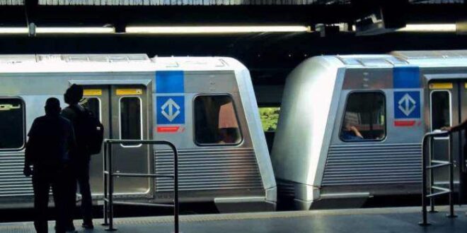 Descaso: sem ajuda, passageira cega cai em trilho do metrô de SP e fica embaixo de trem