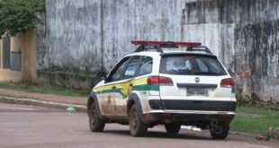 Filho de PM furta carro do pai, atira em moradores de rua e foge