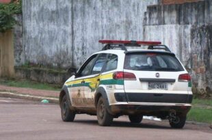 Filho de PM furta carro do pai, atira em moradores de rua e foge