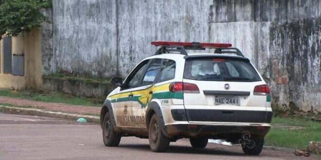 Filho de PM furta carro do pai, atira em moradores de rua e foge