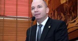 Crime eleitoral: Gérlen Diniz transverte a tribuna em palanque e transforma sessão em comício