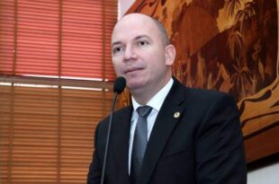 Crime eleitoral: Gérlen Diniz transverte a tribuna em palanque e transforma sessão em comício