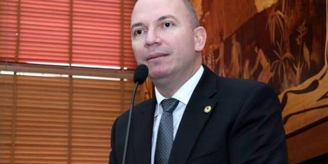 Crime eleitoral: Gérlen Diniz transverte a tribuna em palanque e transforma sessão em comício