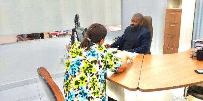 Polícia prende mulher investigada por aplicar golpe de R$ 300 mil no Acre