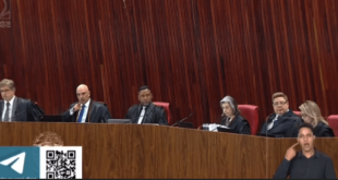 Alexandre faz gesto de 'faca no pescoço' em julgamento sobre lives do presidente