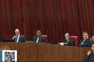 Alexandre faz gesto de 'faca no pescoço' em julgamento sobre lives do presidente