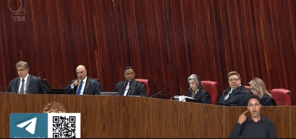 Alexandre faz gesto de 'faca no pescoço' em julgamento sobre lives do presidente