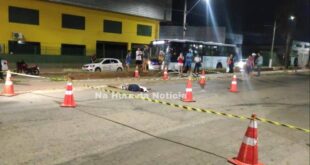 Morador de rua morre atropelado e motorista chora ao lado do corpo