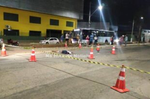 Morador de rua morre atropelado e motorista chora ao lado do corpo