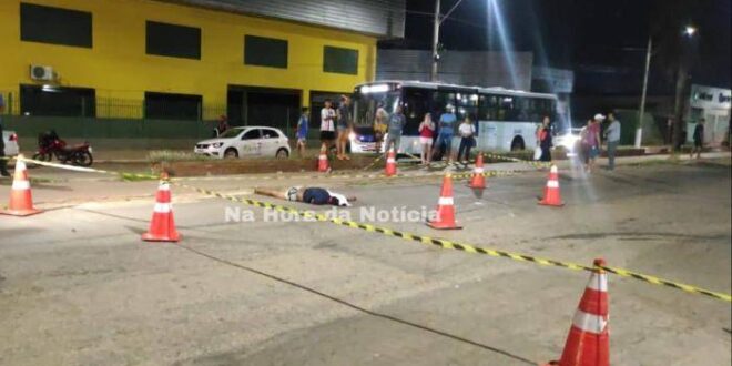 Morador de rua morre atropelado e motorista chora ao lado do corpo