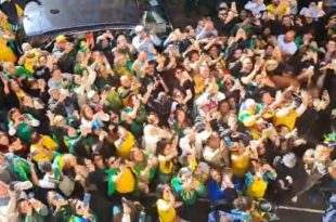 Apoiadores de Bolsonaro recebem presidente aos gritos em Londres