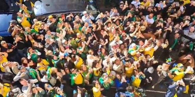 Apoiadores de Bolsonaro recebem presidente aos gritos em Londres
