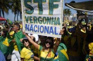 Bolsonaristas na Esplanada gritam contra Lula e ofendem a imprensa