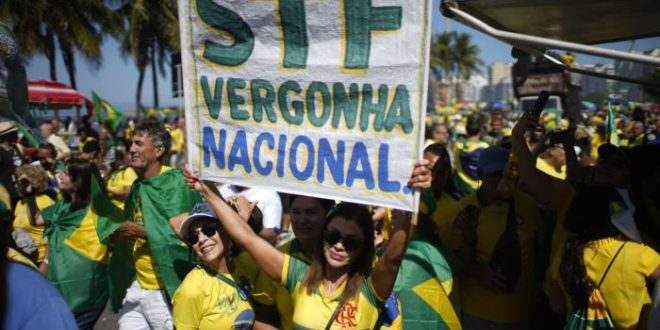 Bolsonaristas na Esplanada gritam contra Lula e ofendem a imprensa
